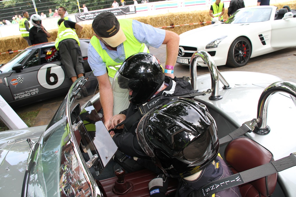Man skal sidde ordenligt fastspændt i en voldsom AC Cobra.
(Foto: Motorsporten.dk)